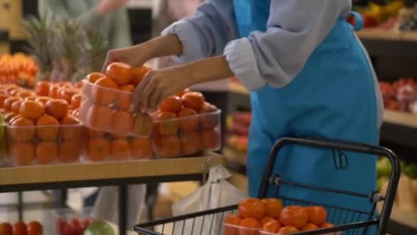 Manos de empleada de supermercado femenina durante el trabajo — Vídeo de stock