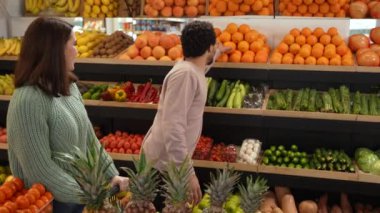 Marketteki neşeli çokuluslu çift.