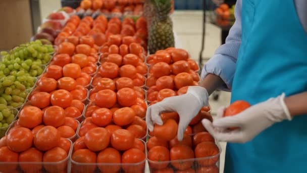 Handen o vrouw winkel werknemer regelen mandarijnen — Stockvideo