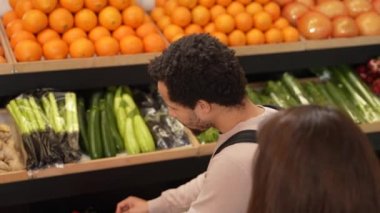 Markette domates alan melez bir ırk.