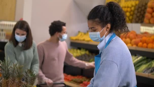 Gemaskerde kopers winkelen, supermarkt personeel werken — Stockvideo