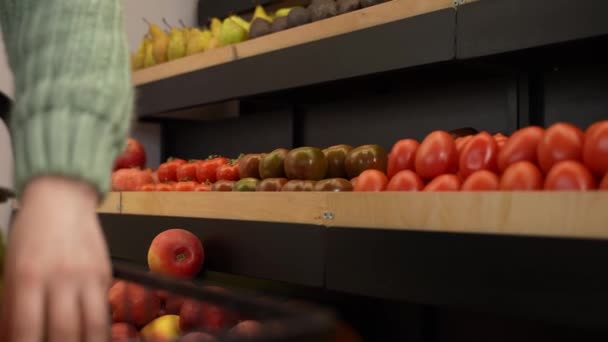 Рука покупательницы берет овощи в фермерском магазине — стоковое видео