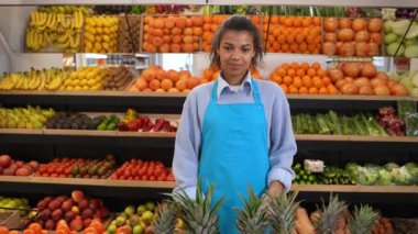Kamerada gülümseyen süpermarket çalışanının portresi