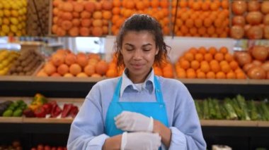Gülümseyen kadın market çalışanının portresi