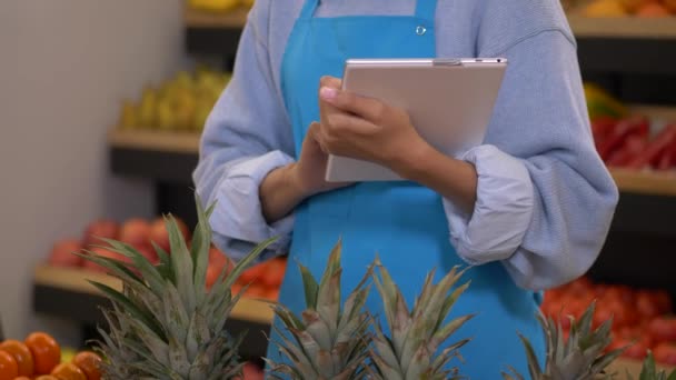 Personnel féminin de l'épicerie avec tablette pendant le travail — Video