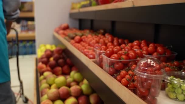 Estante con tomates brillantes frescos en la tienda de la granja — Vídeo de stock