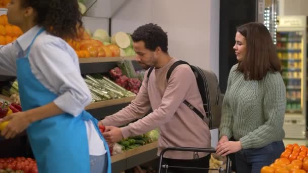 Jong stel kiest groenten in supermarkt — Stockvideo