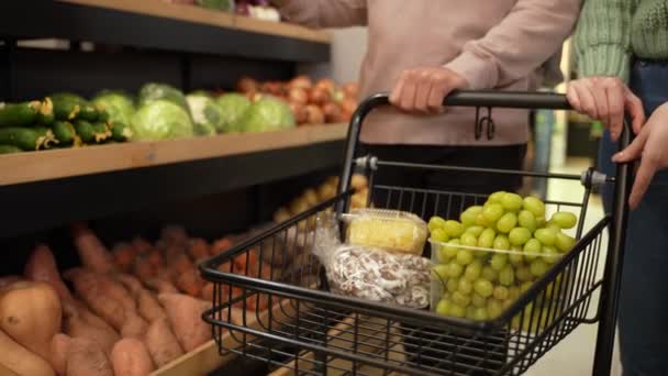 Пара покупателей с корзиной в супермаркете — стоковое видео