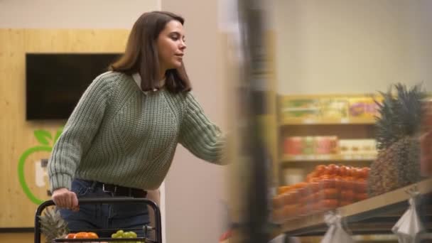 Femme shopper choisir des produits en supermarché — Video