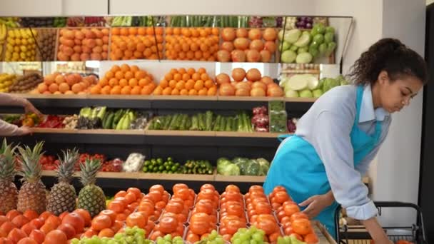 Θετικές πολυφυλετικές αγορές ζευγαριών στο αγροτικό κατάστημα — Αρχείο Βίντεο