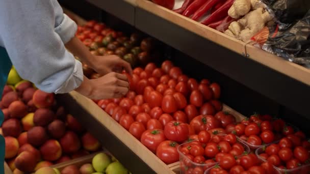 Friss bio zöldségek és gyümölcsök a raktárban — Stock videók