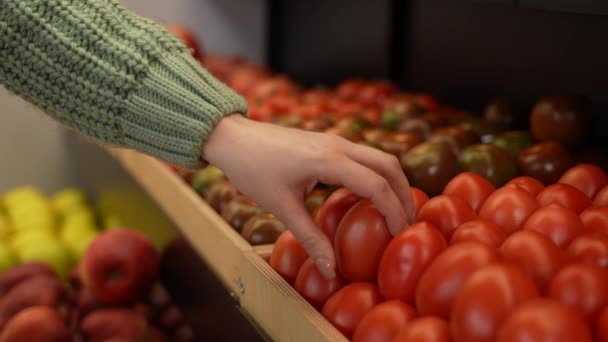 Femme prise à la main légumes de magasin étagère — Video