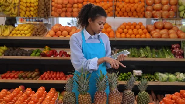 Çiftlik dükkanında ürünlerin muhasebesini yapan kadın — Stok video