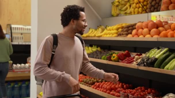 Männliche Käufer wählen Gemüse im Supermarkt — Stockvideo