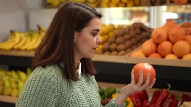 Woman buyer choosing fresh fruits in grocery store — Stock Video