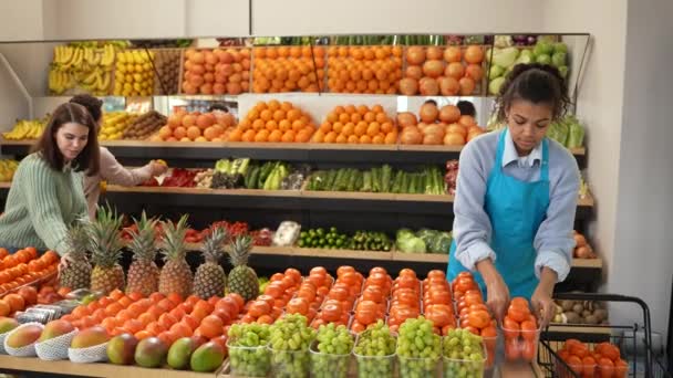 Různorodá dvojice kupujících vybírá ekologické produkty — Stock video