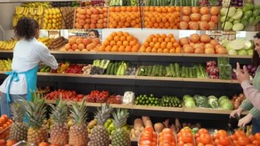 Çok ırklı bir çift dükkanda sebze seçiyor.