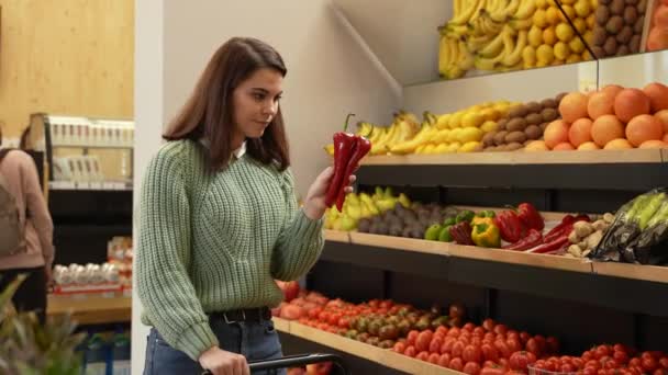 Vrouwelijke koper kiest verse producten in boerderij winkel — Stockvideo