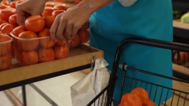 Pembeli multinasional memilih nanas di toko — Stok Video