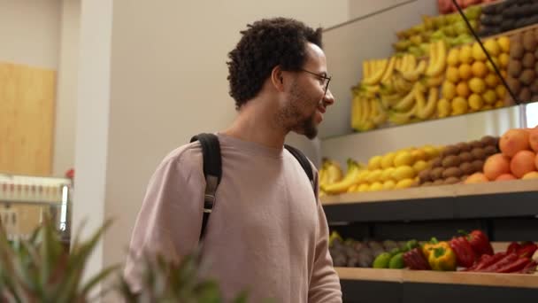 Vegansk köpare väljer färska grönsaker i gårdsbutiken — Stockvideo