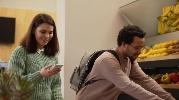 Pareja multiracial eligiendo productos en tienda de granja — Vídeos de Stock