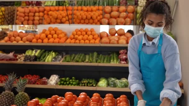 食料品店のフェイスマスクの多民族カップル — ストック動画