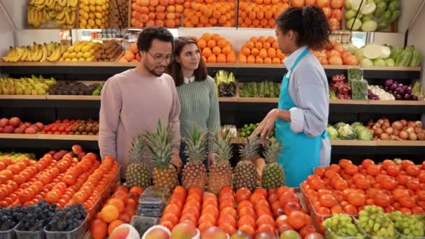 Equipe de mercearia escolhendo abacaxi para compradores — Vídeo de Stock