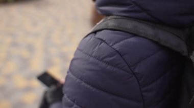 Yemek kuryesi yürürken telefonla sipariş veriyor.
