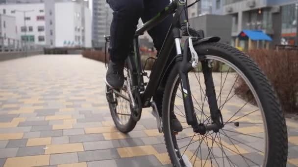 Продовольственная курьерская езда на велосипеде через городской двор — стоковое видео