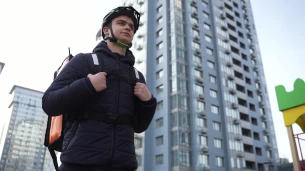 Entrega hombre con bolsa térmica caminando por la ciudad — Vídeos de Stock