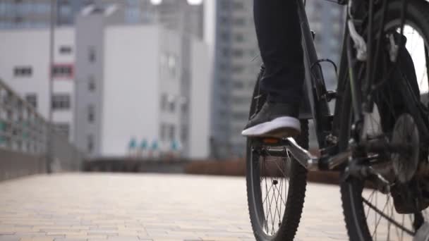 Levering mand levere orden til kunden på cykel – Stock-video