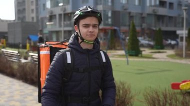 Bisikletle yemek getiren genç bir erkek.