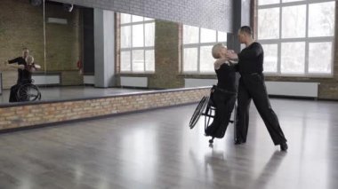 Çekici orta yaşlı balo dansçıları