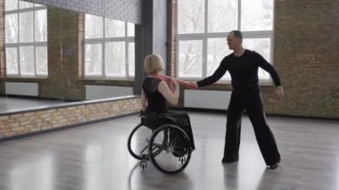 Kadın eşarbıyla etkileyici bir dans gösterisi.