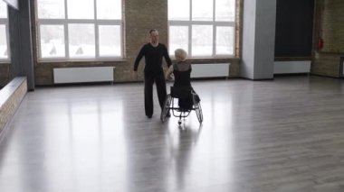 Dans salonunda yetenekli balo dansçıları eğitimi