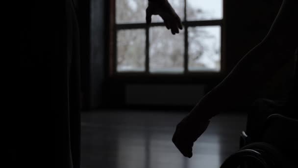 Σιλουέτα χορευτών που κρατιούνται χέρι-χέρι στην αίθουσα χορού — Αρχείο Βίντεο