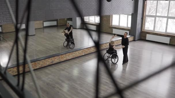 Pareja elegante bailando en parquet de salón — Vídeos de Stock