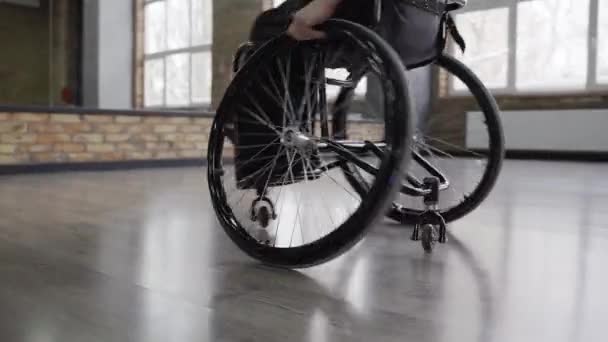 Αναπηρική καρέκλα γυρίζοντας κατά τη διάρκεια του χορού της γυναίκας με ειδικές ανάγκες — Αρχείο Βίντεο