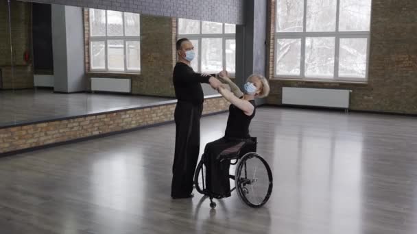 Middle aged pair in face masks whirling in dance — Stock Video