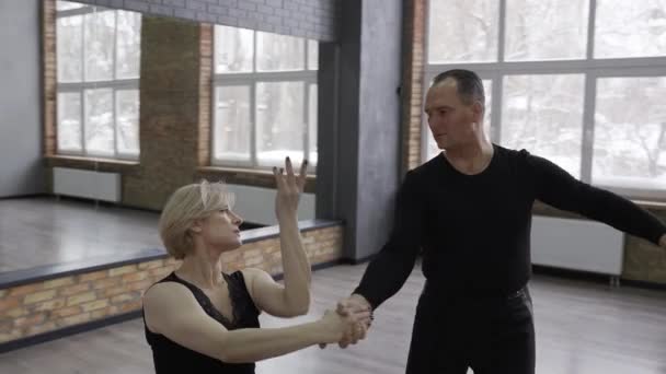 Danseurs professionnels pratiquant dans la salle de bal — Video