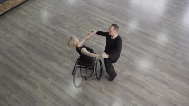 Skickligt bolldansande par som cirklar under dansen — Stockvideo