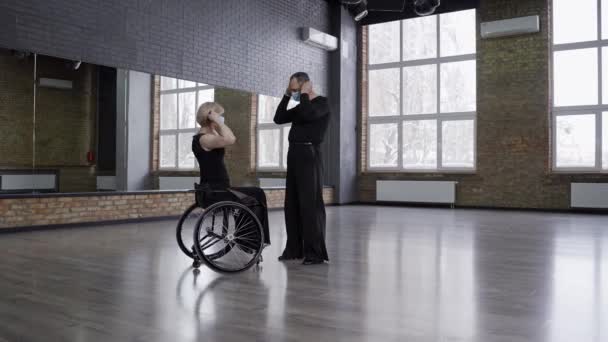 Middle aged dancers putting on masks in ballroom — Stock Video