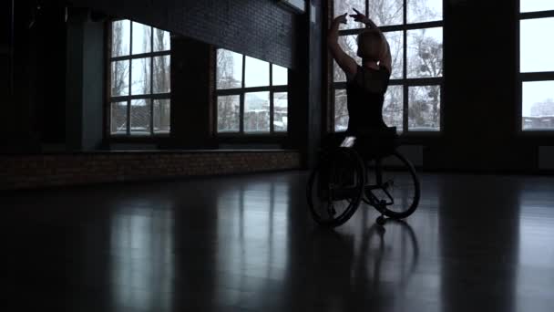 Disabled female dancer on wheelchair in ballroom — Stock Video