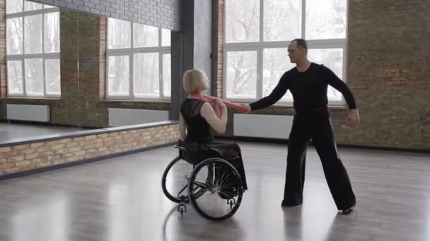 Imponujący występ taneczny z damskim szalikiem — Wideo stockowe