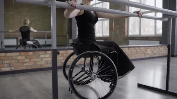 Disabled woman dancer exercising at ballet barre — Stock Video