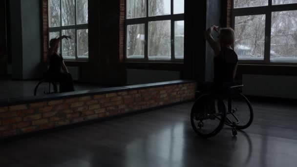 Disabled woman dancing on wheelchair in ballroom — Stock Video