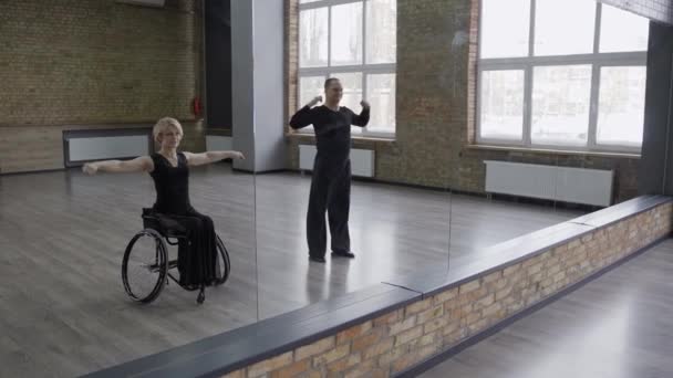 Бальна танцювальна пара розігрівається в танцювальному залі — стокове відео