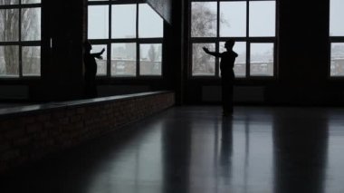 Dans salonunda erkek dansçının silueti.