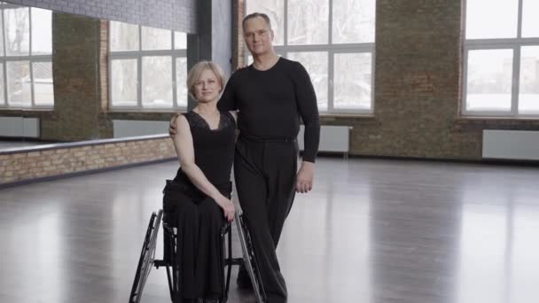 Professional ballroom dancers posing in dance hall — Stock Video