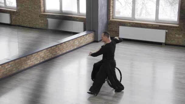 Elegancka para wirująca w tańcu wokół sali balowej — Wideo stockowe